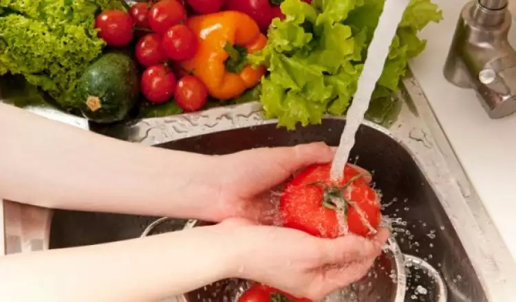 Trik jitu hilangkan pestisida pada buah dan sayur