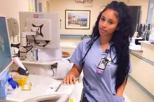 Suster cantik ini bikin pria 'rela' sakit 