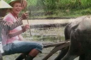 Jauh-jauh dari Eropa, bule belajar membajak sawah di kampung ini