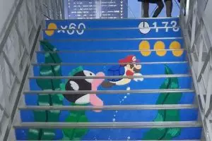 Pecinta anime pasti betah naik turun tangga ini