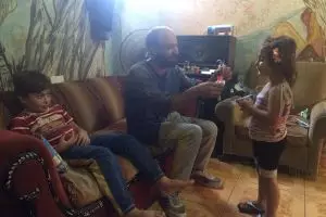 Pengungsi Suriah jual pena sembari gendong anak dapat simpati netizen 