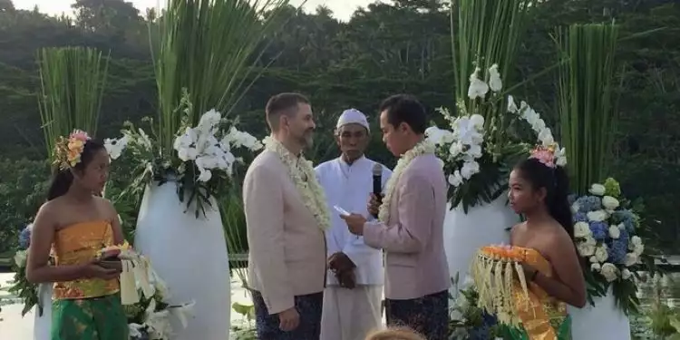Foto pernikahan sesama jenis di Bali hebohkan netizen