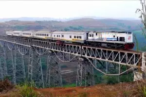 Inilah 11 jalur kereta paling ekstrem di dunia, ada dari Indonesia