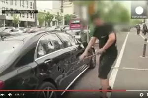 Kesal sering mogok, pemilik Mercedes Benz ini rusak mobilnya sendiri