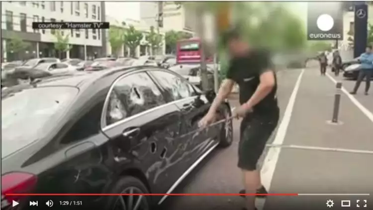 Kesal sering mogok, pemilik Mercedes Benz ini rusak mobilnya sendiri