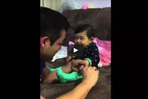 Kerjai ayahnya, si anak pura-pura menjerit saat akan gunting kuku