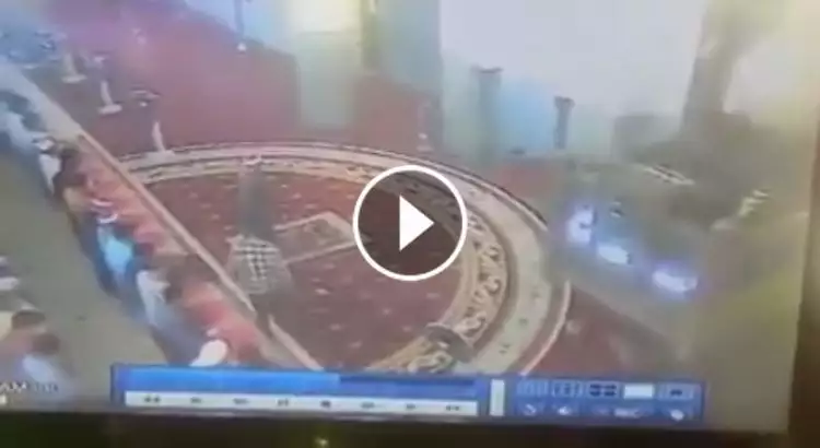 Video imam masjid negara ditampar pria yang muncul dari arah makmum