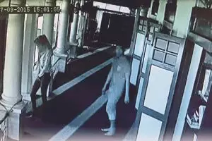 Pasangan kekasih tertangkap kamera hendak mencuri uang kotak amal 