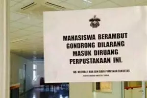Poster larangan mahasiswa gondrong masuk perpus bikin gempar!