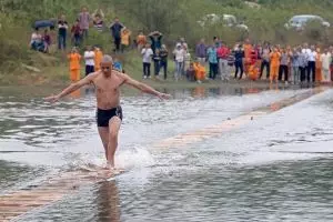 Biksu Shi Liliang berlari 125 meter di atas air, catat rekor baru!