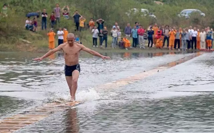 Biksu Shi Liliang berlari 125 meter di atas air, catat rekor baru!