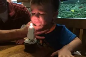 Anak kesulitan tiup lilin ultah, ayah ini lakukan hal tak terduga