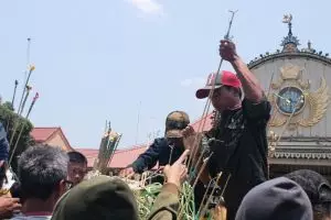 Semarak Grebeg Besar Keraton Jogja, ribuan orang ikut ngalap berkah 