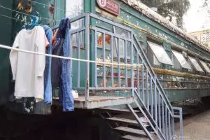 Kereta rongsokan disulap jadi asrama siswa dengan fasilitas keren