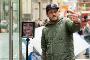 Terlalu malas, perempuan ini mengutus robot untuk mengantre iPhone 6s