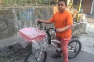 Anak penjual kue ini tak mau terima uang belas kasihan dari pembeli