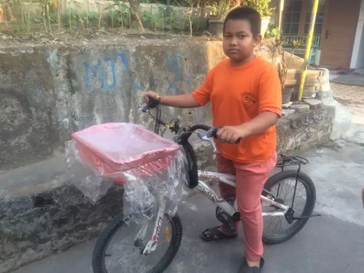 5 Hal yang bisa kamu tiru dari Rizal, bocah SD penjual kue keliling