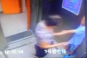 Memalukan, nenek ini coba mencium remaja dalam lift