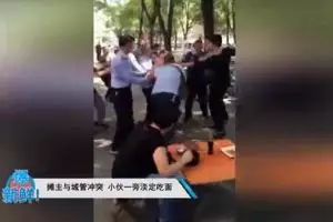 Di tengah baku hantam, lelaki ini tetap santai menikmati mi favoritnya