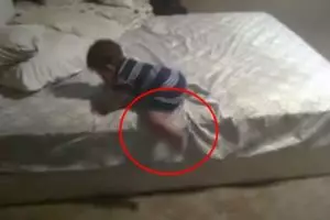 Ditinggal orangtuanya, bayi ini punya cara cerdas turun dari kasur