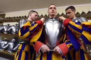 Terlihat seperti cosplayer, pasukan pengawal Paus ini begitu mematikan