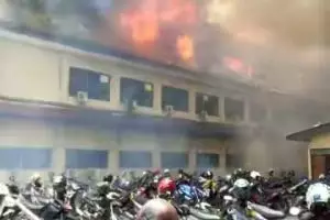 Kumpulan foto kebakaran yang menghanguskan Markas Polda Jawa Tengah