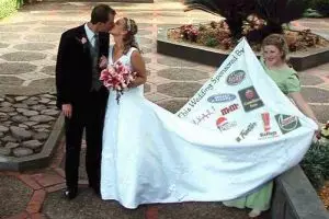 Gaun pengantin yang bikin penampilan malah jadi aneh, berani pakai?