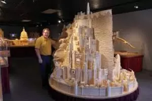 Pria bodoh ini coba membunuh laba-laba dengan korek api di pom bensin