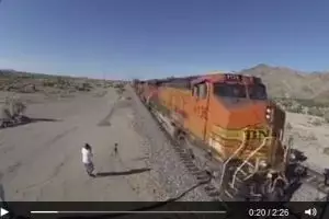 Berapa jumlah gerbong kereta ini, ada yang bisa menghitung?