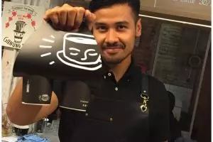 10 Barista kece ini bikin cewek-cewek ngantre dibuatin kopi tiap hari