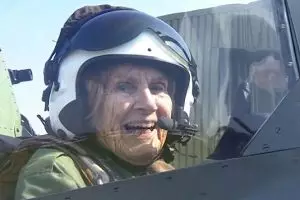 Wanita pilot tempur Perang Dunia II kembali terbang di usia 92 tahun