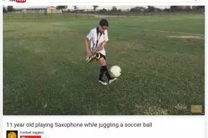 Aksi bocah juggling bola sambil main saksofon bikin berdecak kagum