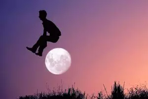 Jepretan ini tunjukkan asyiknya bermain-main dengan bulan dan matahari