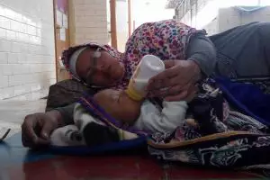 Hendak berobat tak dilayani, bayi & orangtuanya tidur di emperan RS