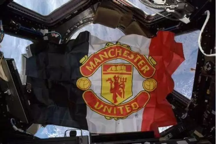 Bendera Manchester United dikibarkan di luar angkasa