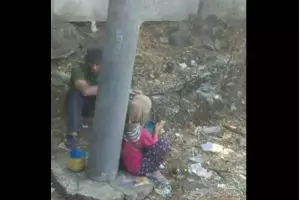 Aksi pengemis bikin geleng-geleng, habis ngemis kok main smartphone?