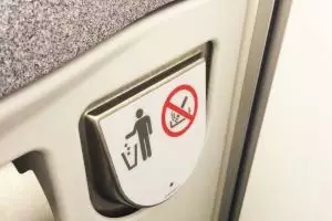 Aneh, ada peringatan dilarang merokok dalam pesawat tapi ada asbak