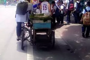 Siswa ini jualan jajan dengan sepeda ontel untuk biayai sekolahnya