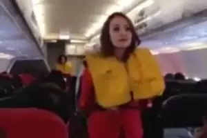 VIDEO : Instruksi keselamatan di pesawat yang bikin ngakak