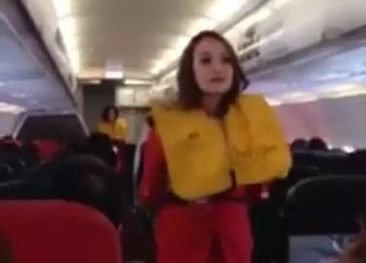 VIDEO : Instruksi keselamatan di pesawat yang bikin ngakak