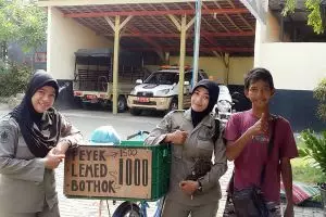 Tak hanya giat jualan, Ferdi penjual peyek juga rajin adzan di masjid