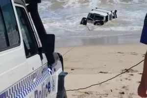Kabur dari polisi, pencuri ini milih nyemplung ke laut