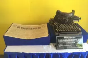 Ternyata dulu pernah ada mesin ketik huruf Jawa, begini bentuknya!