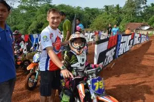 Usianya baru 10 tahun, gadis mungil ini jadi crosser terbaik Indonesia