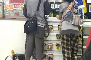 Pengemis kepergok menukarkan uang ratusan ribu hasil ngemis sehari