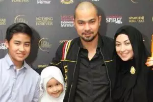 8 Artis berondong yang pernah jatuh ke pelukan janda