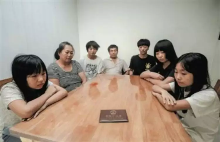 Keluarga ini didenda Rp 1,5 miliar karena punya 7 anak