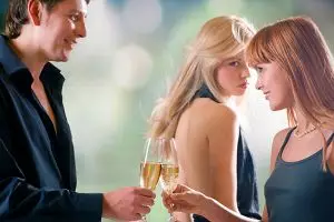 Mirip kisah sinetron, persaudaraan dua cewek ini rusak gara-gara cowok