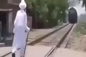 VIDEO: Aksi nekat & kocak orang ini bakal bikin semangat