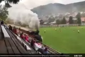 Kereta api ini masuk stadion, mau nonton bola?